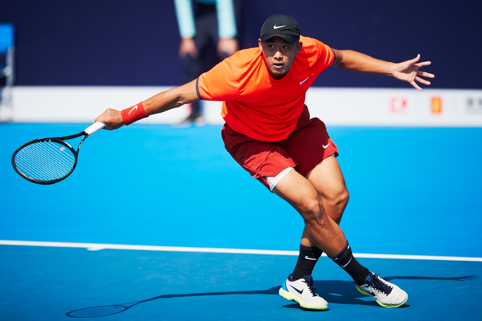 关于网球大奖赛上演强强对话，中原猎隼队逆转东城银狐队，团队配合流畅；技战术储备厚实的信息