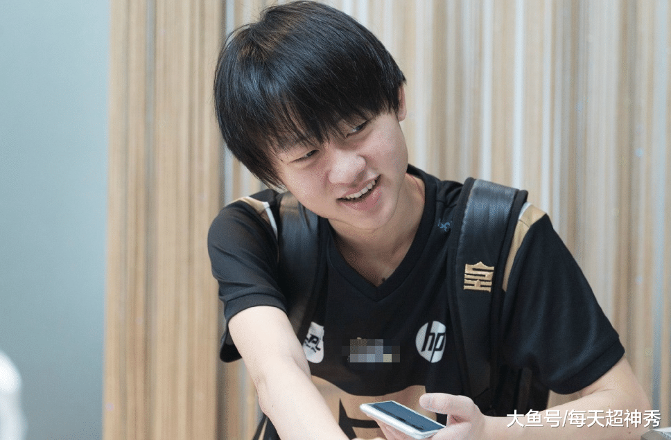  锐不可当首场状态出色，RNG观众沸腾！，莎拉波娃重返赛场热度持续攀升